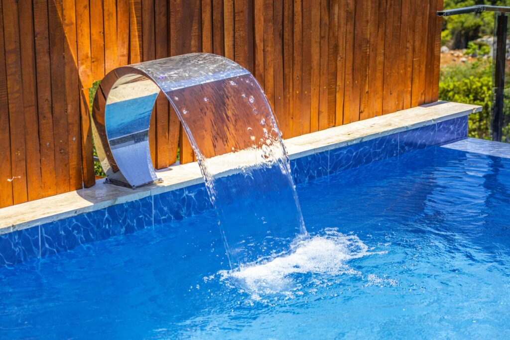 Elegant swimming pool with a sleek Servicios Hidráulicos Robles especializados en instalación, mantenimiento y reparación de bombas de agua para cisternas, pozos, hogares y sistemas hidráulicos.